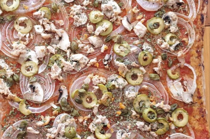 Pizza integral con verduras, atún, aceitunas y tápenas