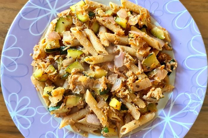 Pasta integral con verduras y atún en lata
