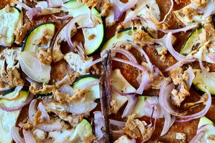 Pizza integral con verduras, atún y anchoas