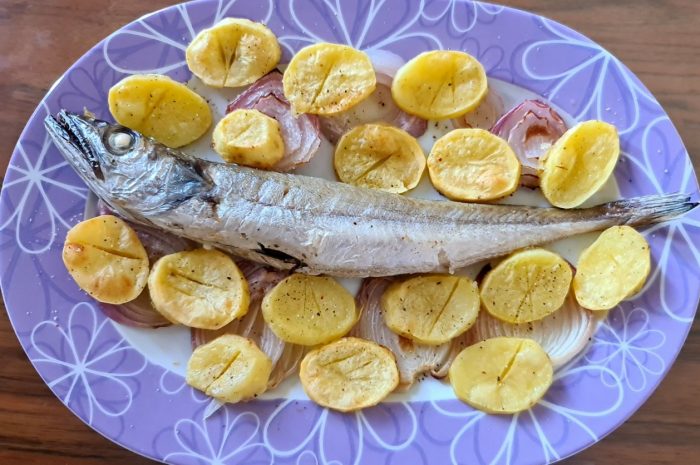 Pescadilla al horno con patatas y cebolla