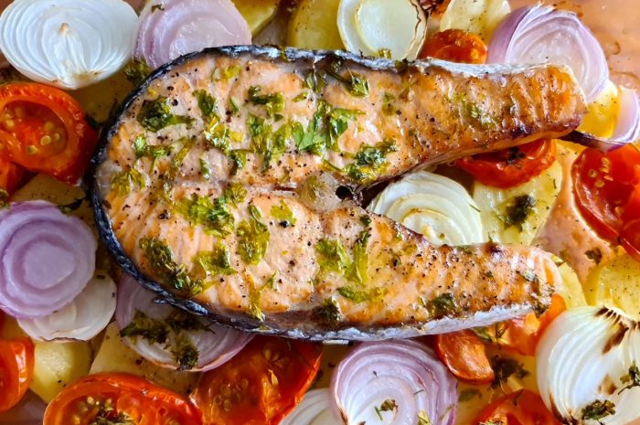 Salmón al horno con patatas y verduras