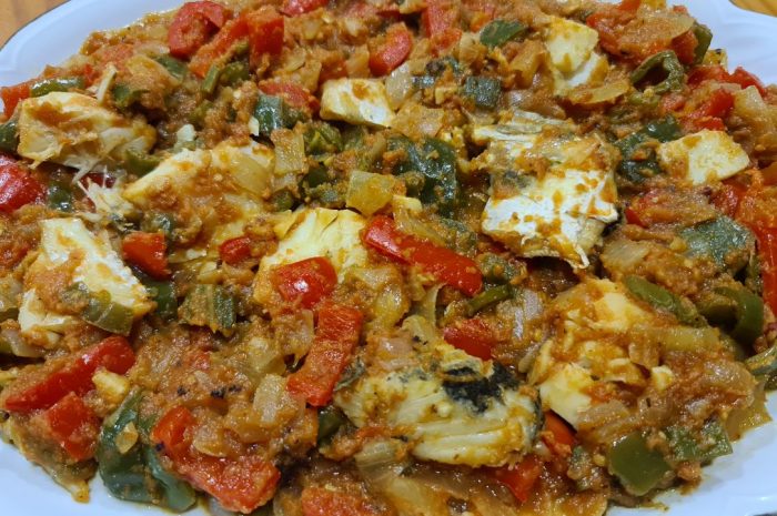 Bacalao con tomate, pimientos y cebolla