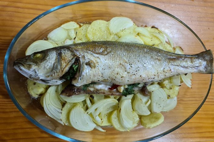 Lubina al horno con cebolla y patatas